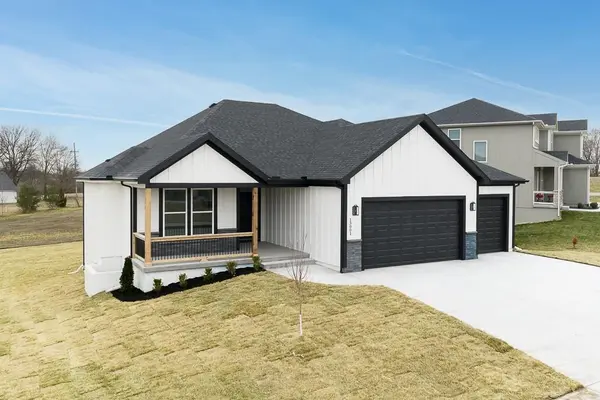 2807 Stone Creek AVE, Tonganoxie, KS 66086