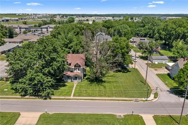 602 W Walnut ST, Grain Valley, MO 64029