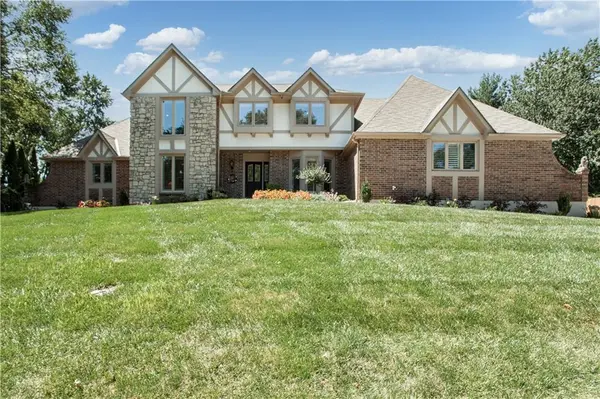 1303 NW Hawk Creek DR, Blue Springs, MO 64015