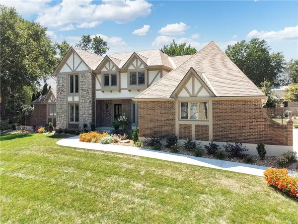 1303 NW Hawk Creek DR, Blue Springs, MO 64015