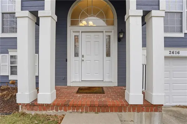 2616 SW Winchester DR, Lee's Summit, MO 64063