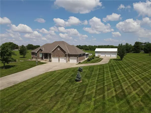 19104 Autumn LN, Pleasant Hill, MO 64080