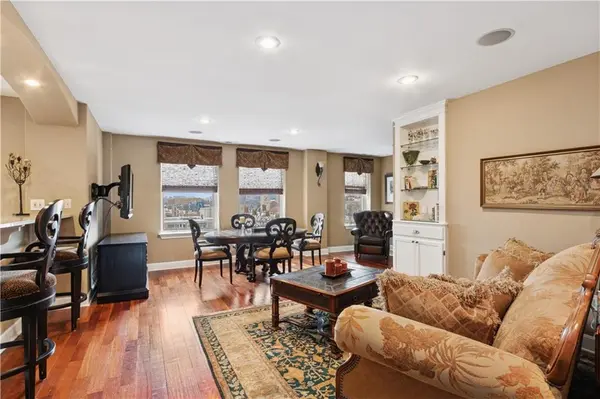 229 Ward Pkwy #604B, Kansas City, MO 64112