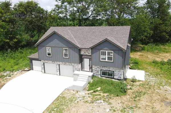 109 Johnson CIR, Dearborn, MO 64439