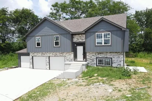 109 Johnson CIR, Dearborn, MO 64439