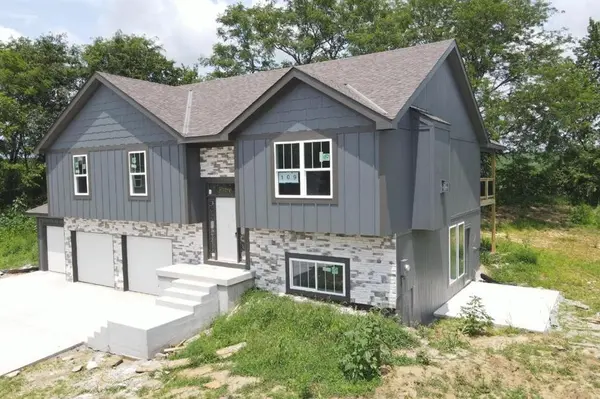 109 Johnson CIR, Dearborn, MO 64439