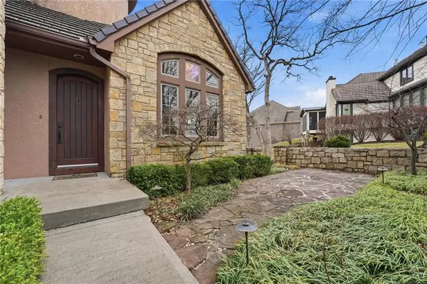 7060 N National DR, Parkville, MO 64152