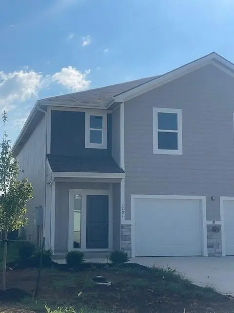 1704 Grayhawk DR, Basehor, KS 66007