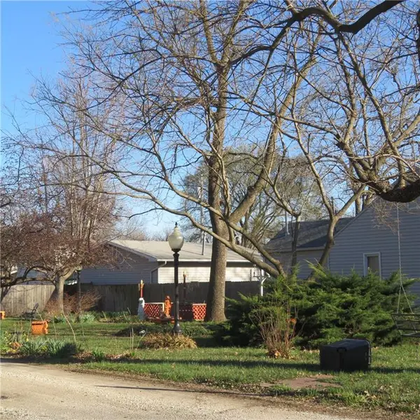 215 S COTTONWOOD ST, Iola, KS 66749