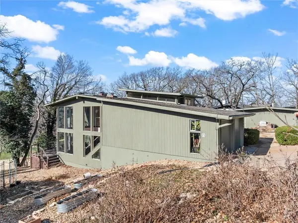 254 Arapahoe CIR #E, Lake Quivira, KS 66217