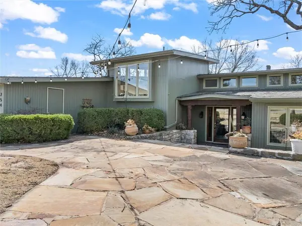 254 Arapahoe CIR #E, Lake Quivira, KS 66217