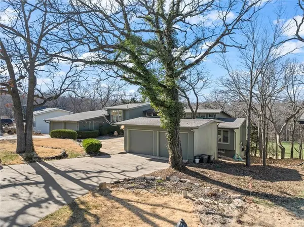 254 Arapahoe CIR #E, Lake Quivira, KS 66217