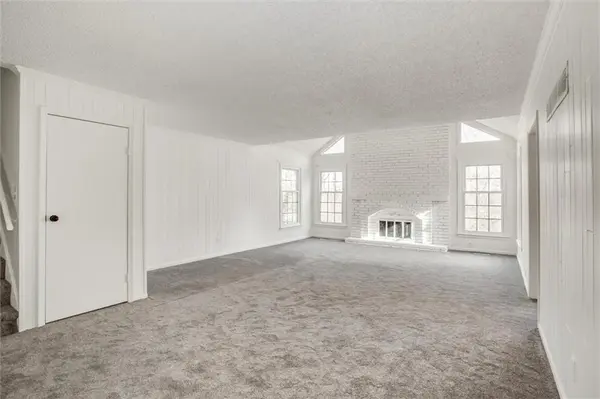 10106 NW Mirror Lake DR, Kansas City, MO 64152