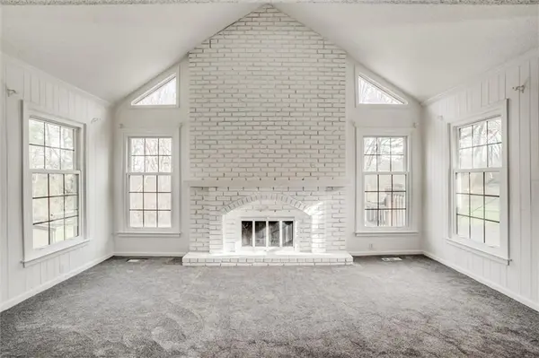 10106 NW Mirror Lake DR, Kansas City, MO 64152