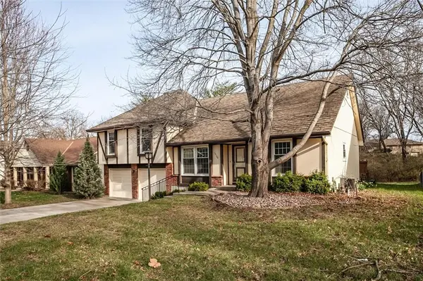 10106 NW Mirror Lake DR, Kansas City, MO 64152