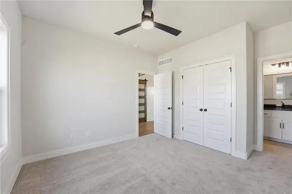 2074 NW OBrien RD, Lee's Summit, MO 64081