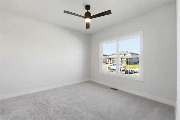 2074 NW OBrien RD, Lee's Summit, MO 64081