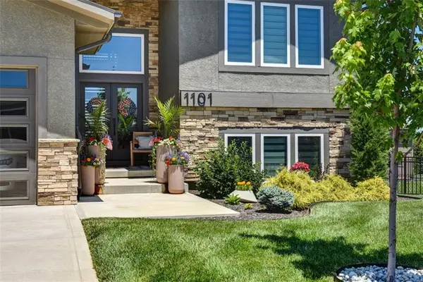 1101 SW Brookside CT, Lee's Summit, MO 64064