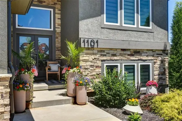 1101 SW Brookside CT, Lee's Summit, MO 64064