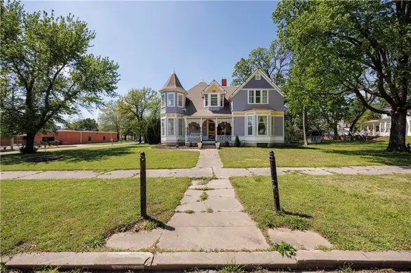 303 N 8th ST, Fredonia, KS 66736