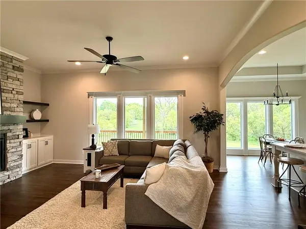 1059 Fir LN, Liberty, MO 64068