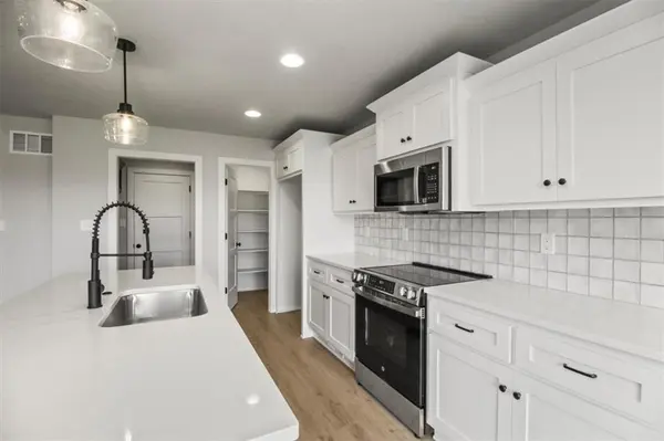 1011 Eli LN, Warrensburg, MO 64093