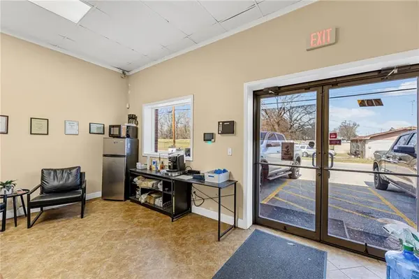 702 SW South AVE, Blue Springs, MO 64015