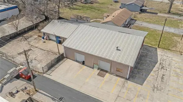 702 SW South AVE, Blue Springs, MO 64015