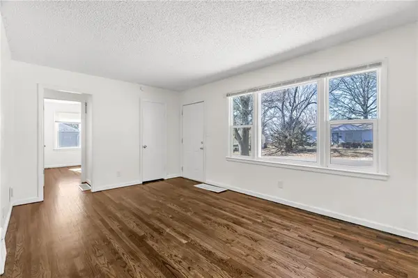 8803 Richards DR, Raytown, MO 64133
