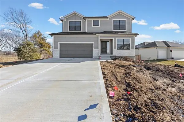 12222 S Emerald ST, Olathe, KS 66061