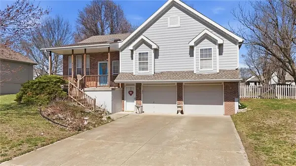 220 SW Seaside Sparrow ST, Lee's Summit, MO 64082