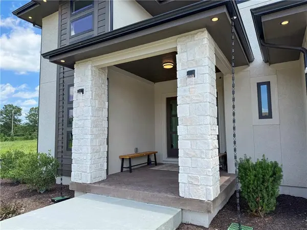 2517 NE Woodland Oak CIR, Lee's Summit, MO 64086