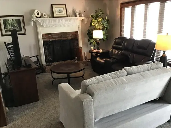 8395 NW WAUKOMIS DR, Kansas City, MO 64151