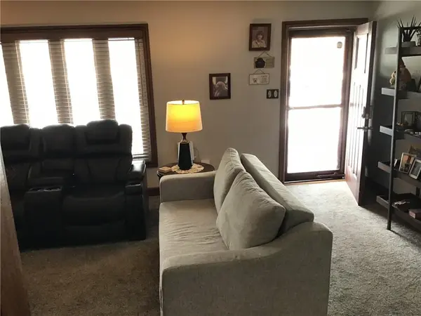 8395 NW WAUKOMIS DR, Kansas City, MO 64151