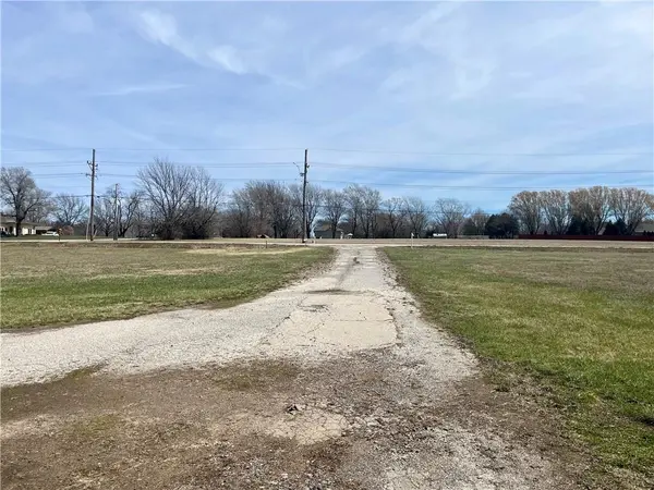 19206 Metcalf AVE, Stilwell, KS 66085