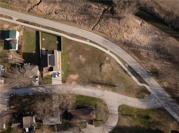 423 E Main ST, Smithville, MO 64089