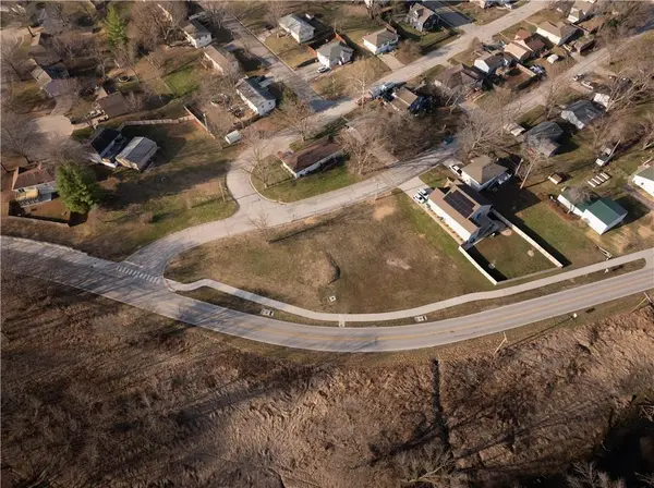 423 E Main ST, Smithville, MO 64089
