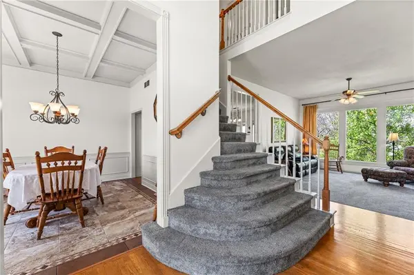 10400 River Hills DR, Parkville, MO 64152