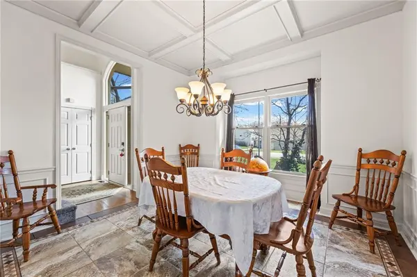 10400 River Hills DR, Parkville, MO 64152