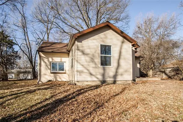 9043 Walnut ST, Kansas City, MO 64114