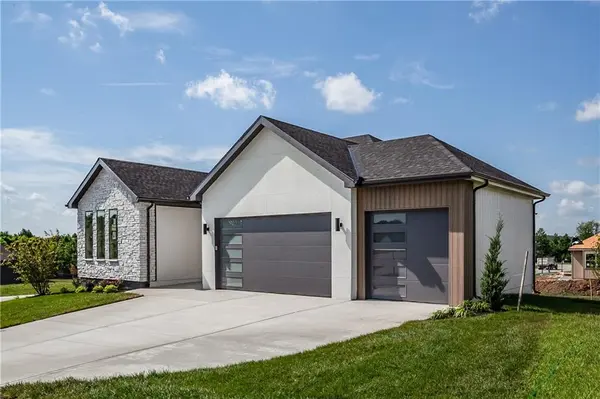 2604 NE Crestview ST, Blue Springs, MO 64029