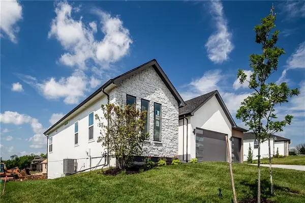 2604 NE Crestview ST, Blue Springs, MO 64029