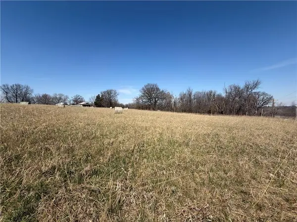 Highland ST, Carrollton, MO 64633