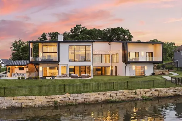 16 Seminole CIR, Lake Winnebago, MO 64034