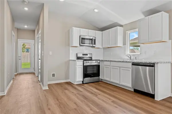 426 Rock Creek DR, Tonganoxie, KS 66086