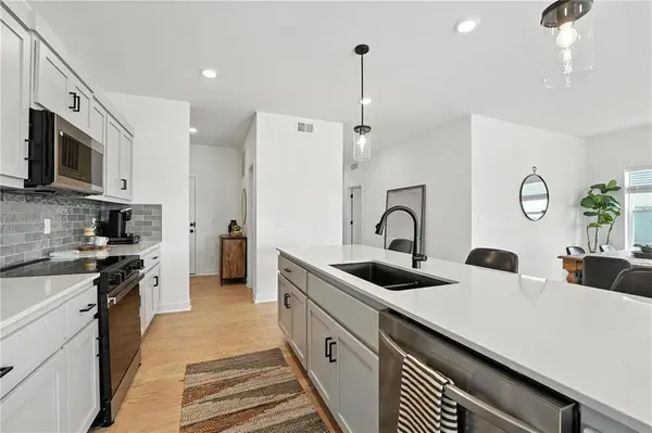 1384 SE Silo ST, Lee's Summit, MO 64081