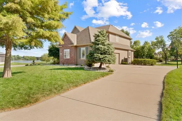 901 SW Drake DR, Lee's Summit, MO 64082