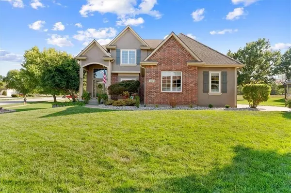 901 SW Drake DR, Lee's Summit, MO 64082