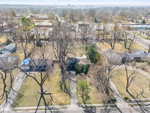 6901 W 82nd ST, Overland Park, KS 66204