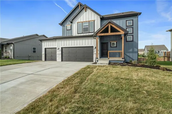 18040 W 166th ST, Olathe, KS 66062